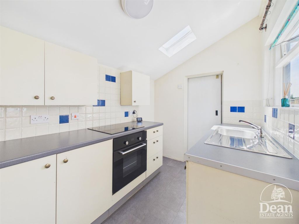 Property photo 3 of 10 Kitchen