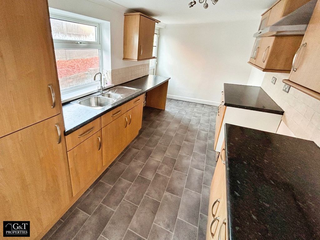 Property photo 3 of 12 Kitchen