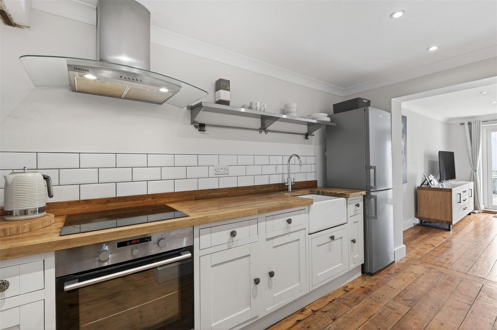 Property photo 2 of 20 8684128-Interior05.Jpg