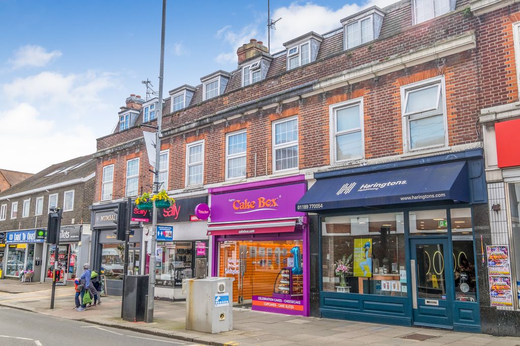 Property photo 2 of 13 31 Peach Street, Wokingham, Berkshire Rg40 1Xj