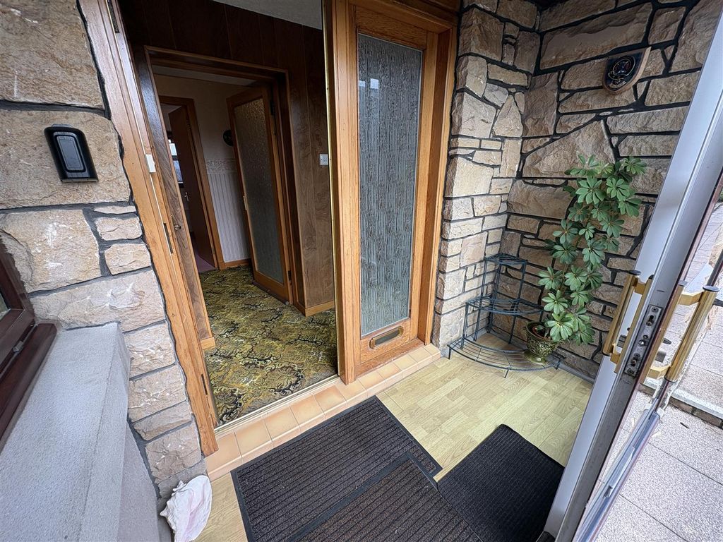 Property photo 2 of 25 Vestibule