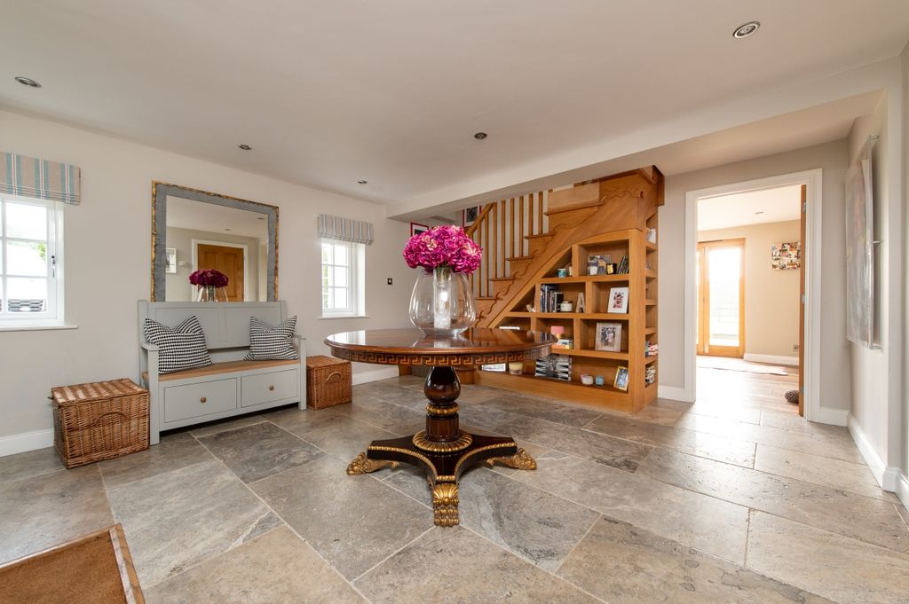 Property photo 3 of 28