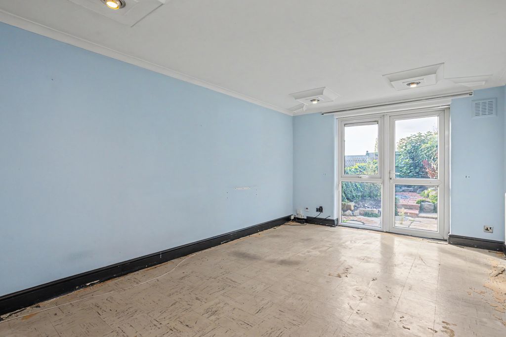 Property photo 2 of 15 283 Bourne Avenue, Hayes, London, Greater London, Ub3 1Rr