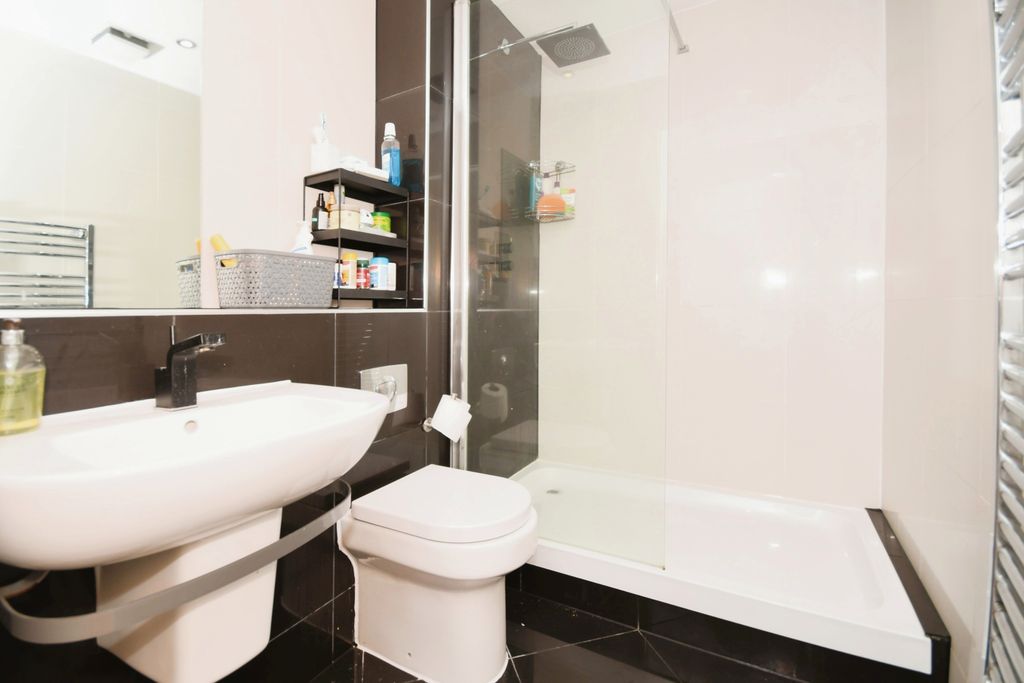 Property photo 2 of 8 Bathroom