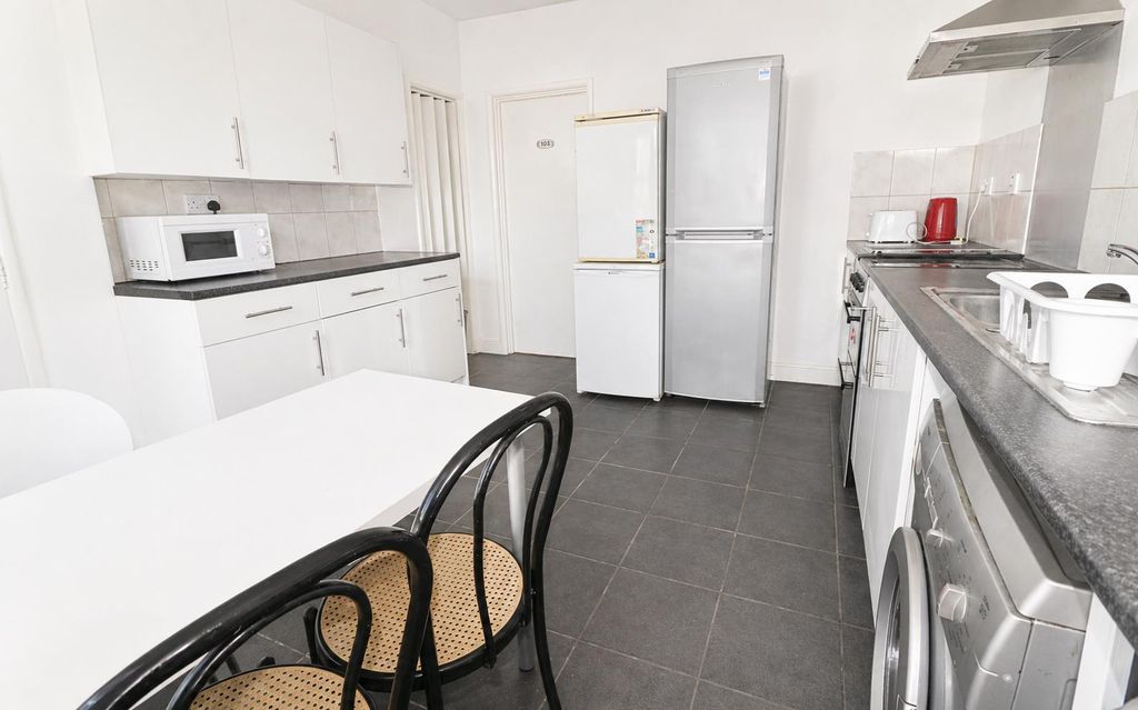 Property photo 2 of 8 Kitchen