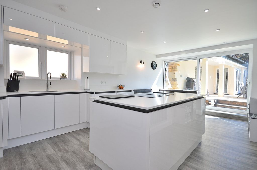 Property photo 2 of 36