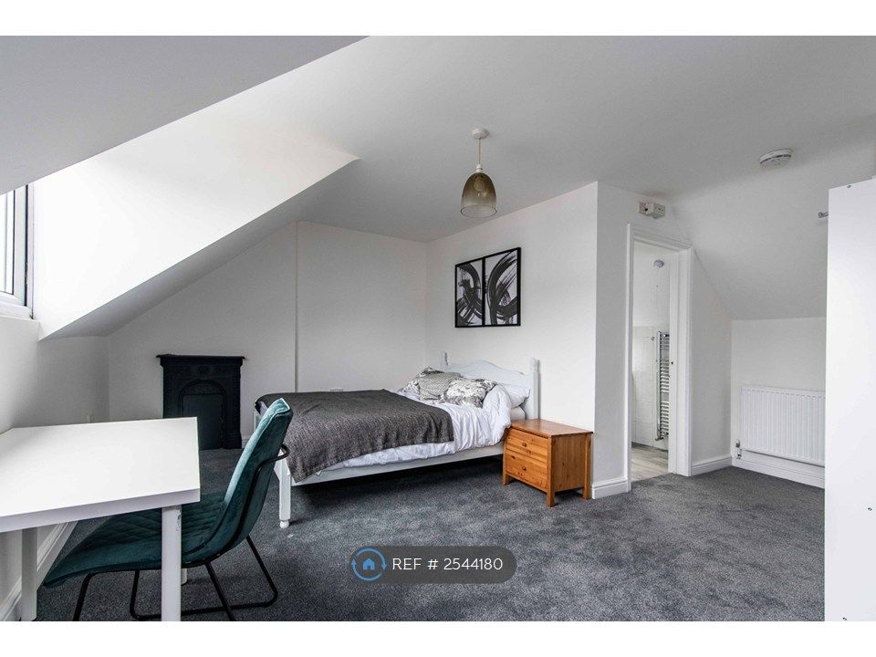 Property photo 1 of 7 Room 6