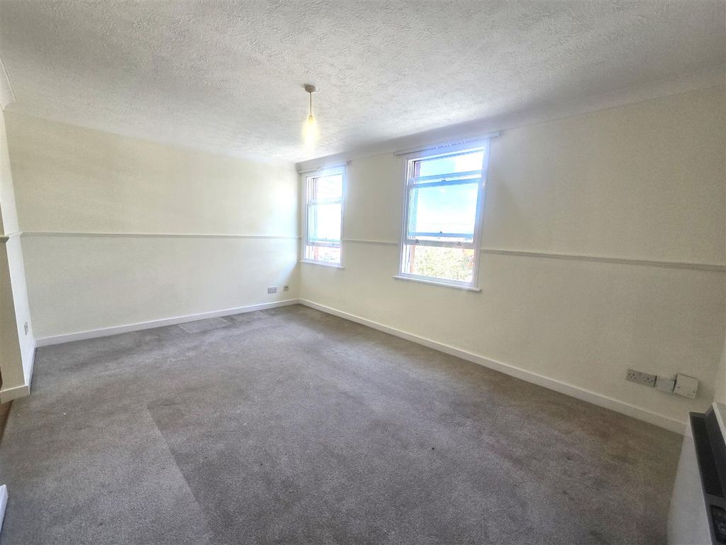 Property photo 2 of 8 1000071626.Jpg
