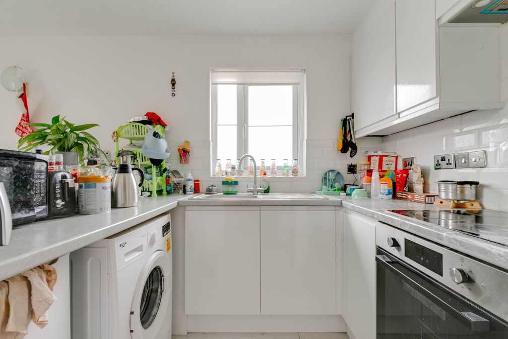 Property photo 3 of 9 96 Lowry Crescent, Cr4 - 7