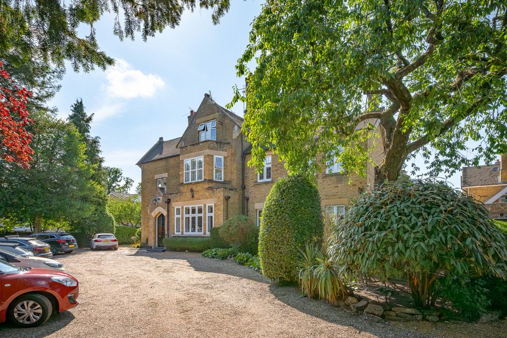 Property photo 2 of 33
