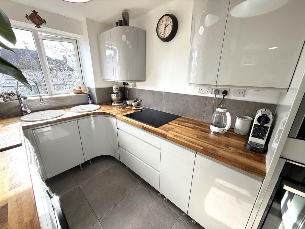 Property photo 1 of 10 Kitchen