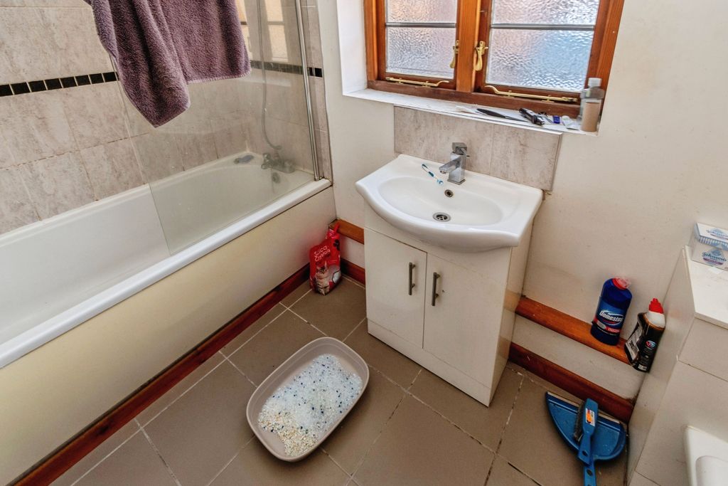 Property photo 3 of 10 Bathroom