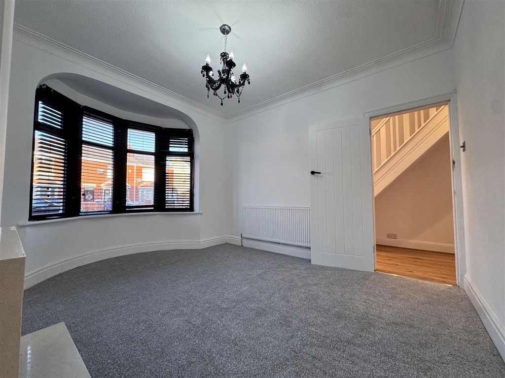 Property photo 3 of 23 Lounge