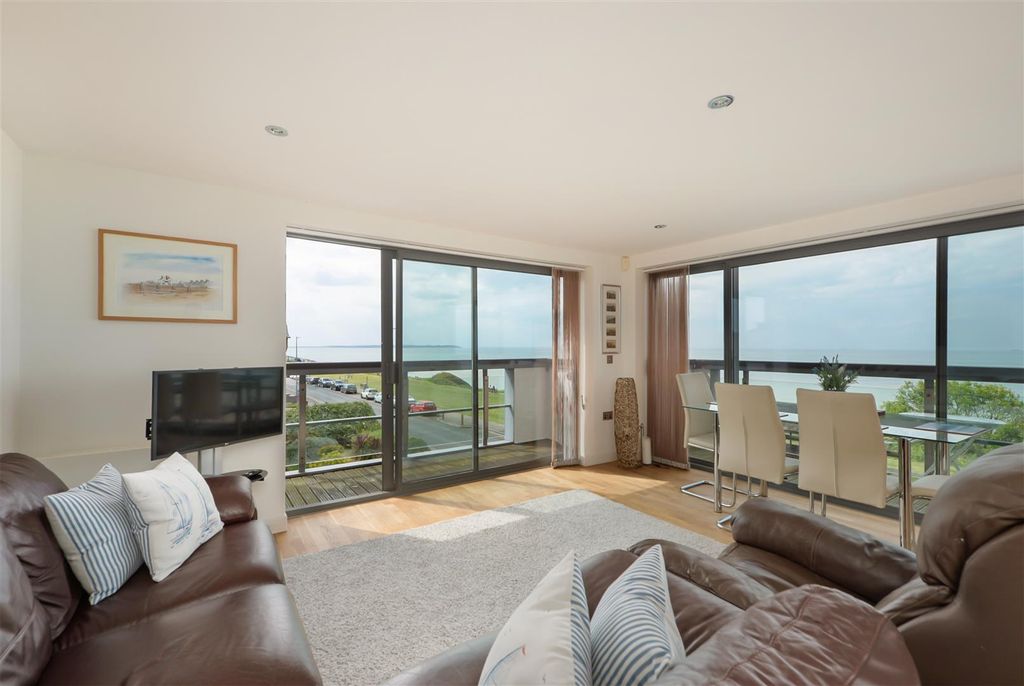 Property photo 1 of 19 Graystone Road, Tankerton, Whitstable