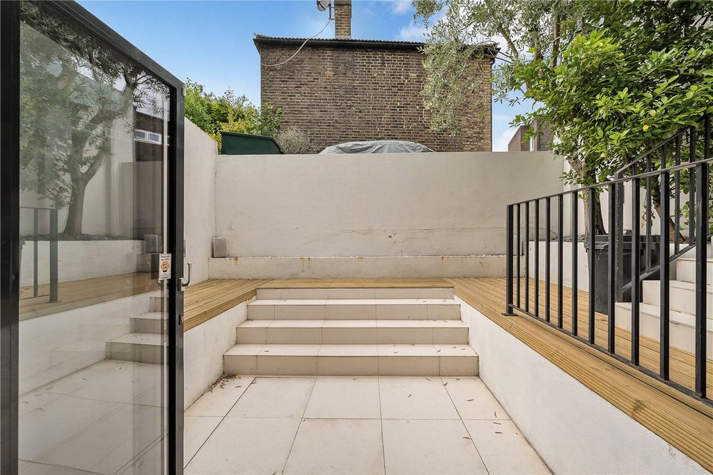 Property photo 3 of 18 Garden