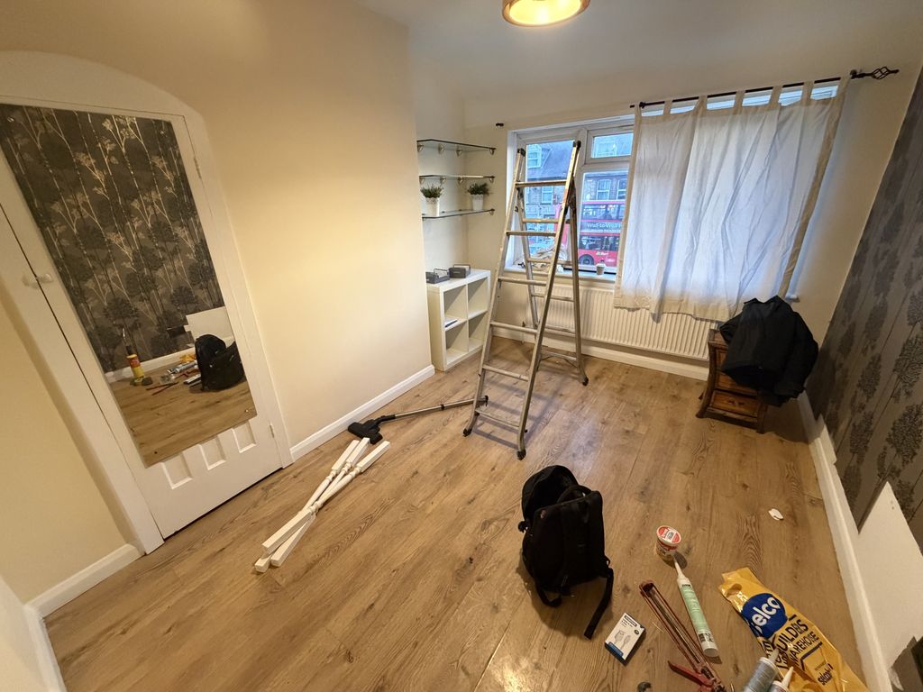 Property photo 1 of 6 3 Bed Flat To Rent Harlington Road West, Feltham Tw14