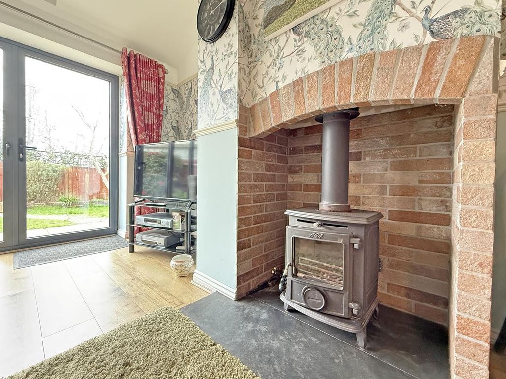 Property photo 3 of 19 Barlow Gardens 28 - Stove.Jpg