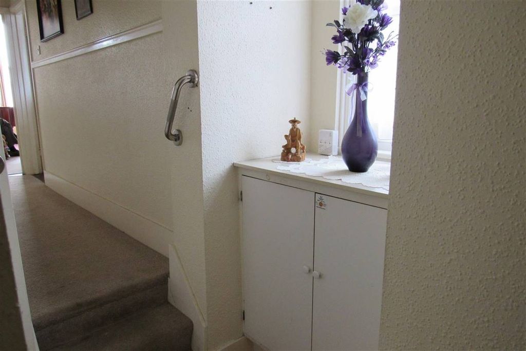 Property photo 3 of 13 Stairs To First Floor Flat