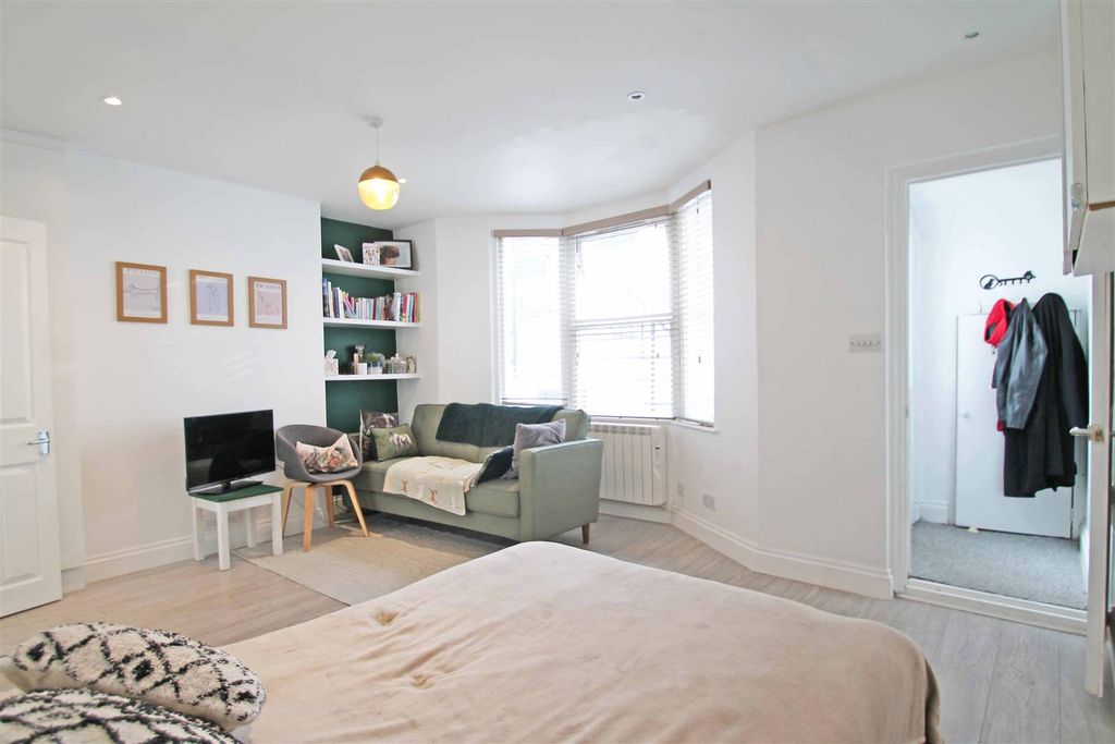 Property photo 2 of 9 Studio Room