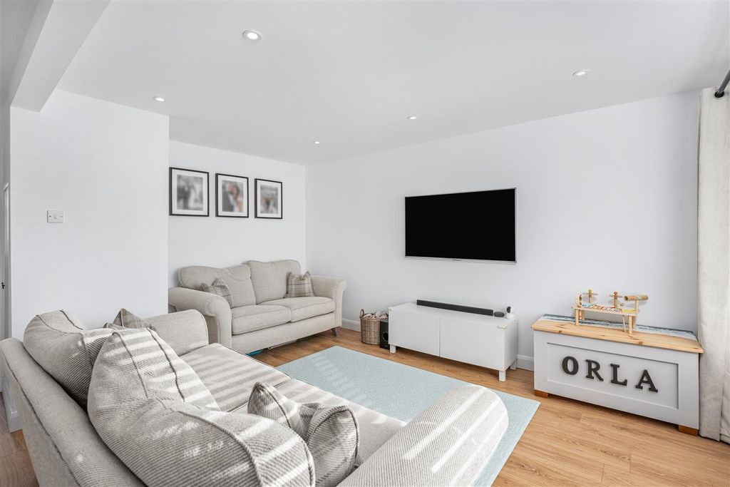 Property photo 3 of 15 22 Austin Drive, Banbury-6.Jpg