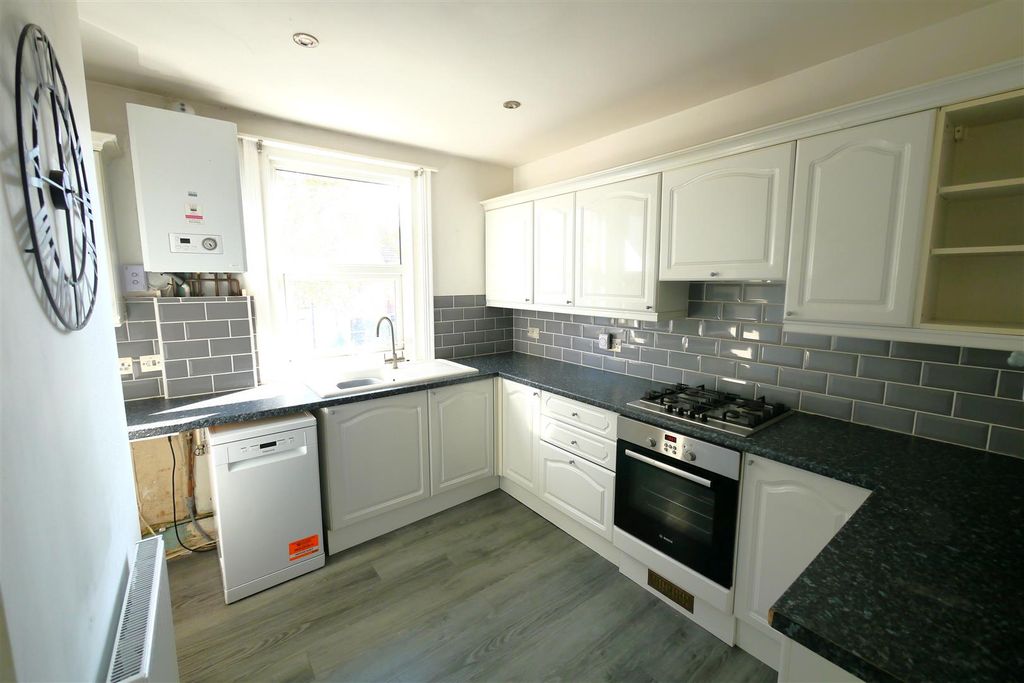 Property photo 2 of 9 Kitchen