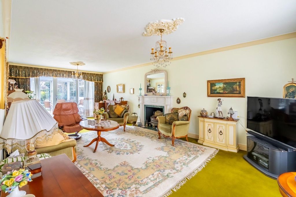 Property photo 2 of 31 Living Room