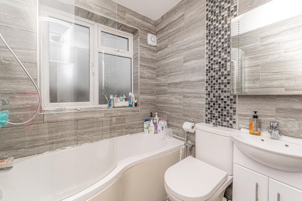 Property photo 2 of 21 Bathroom