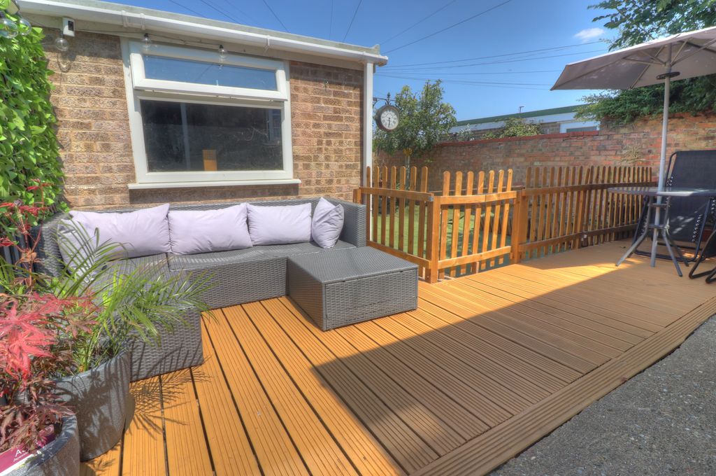 Property photo 2 of 16 Decking 2