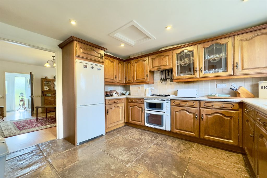 Property photo 3 of 17 Kitchen
