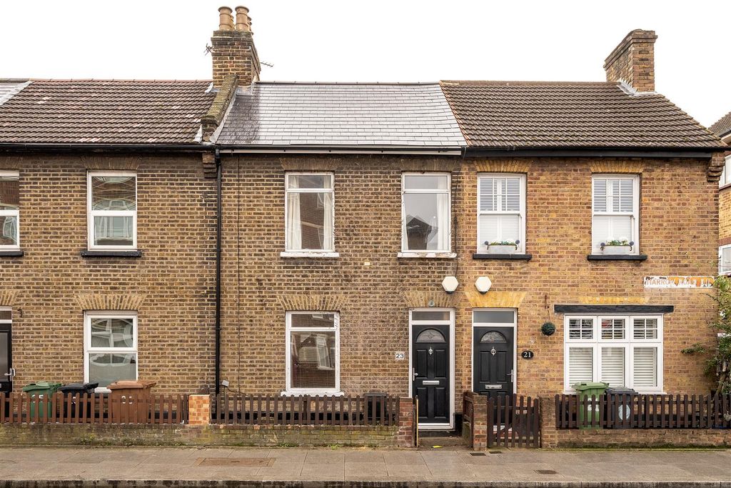 Property photo 1 of 18 Harrow Road, E11