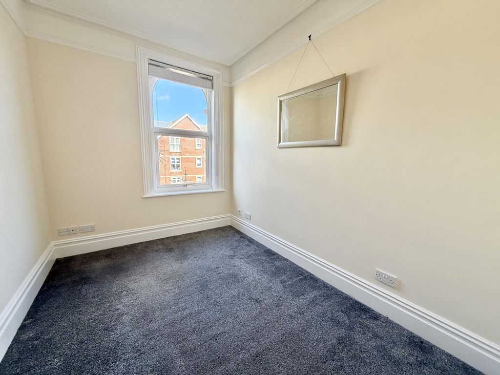 Property photo 2 of 6 Bedroom