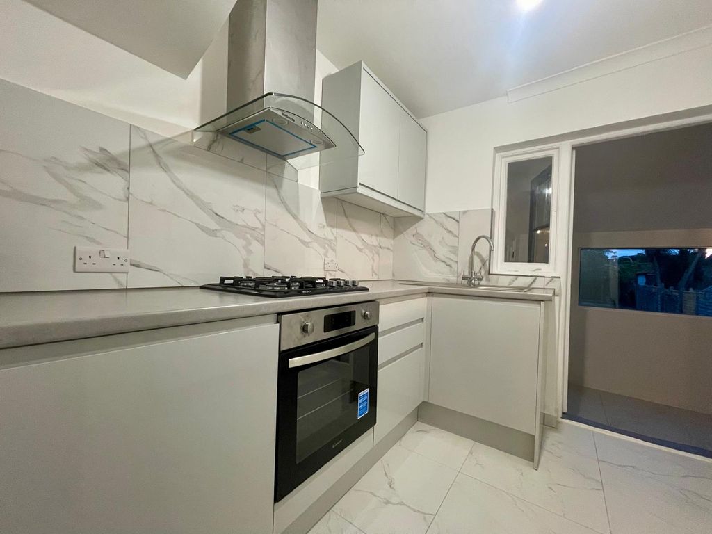 Property photo 3 of 11 Kitchen