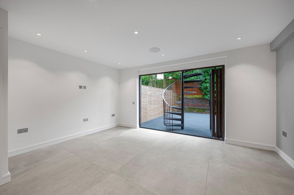 Property photo 2 of 16 Image