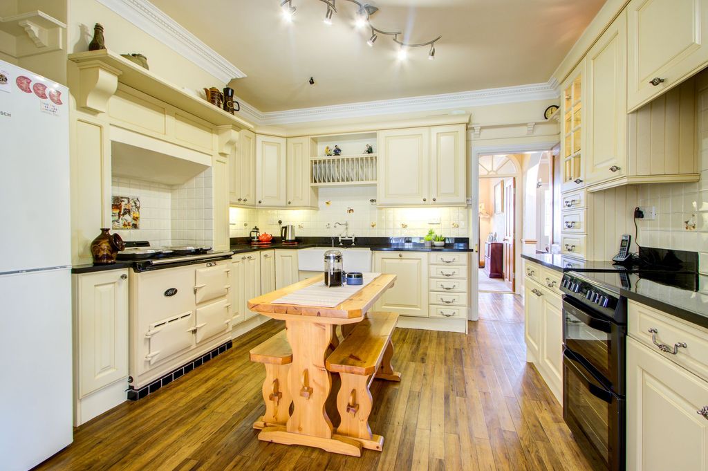 Property photo 3 of 39 Kitchen