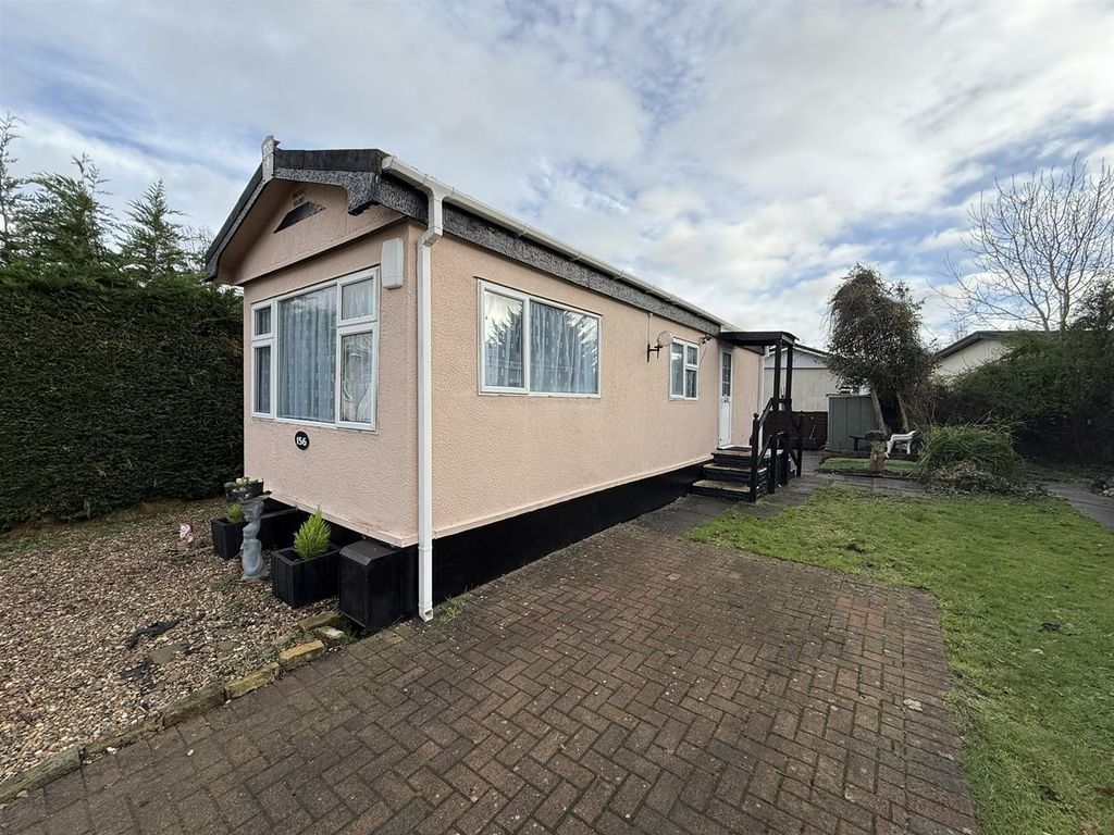 Property photo 1 of 9 Elstree Park