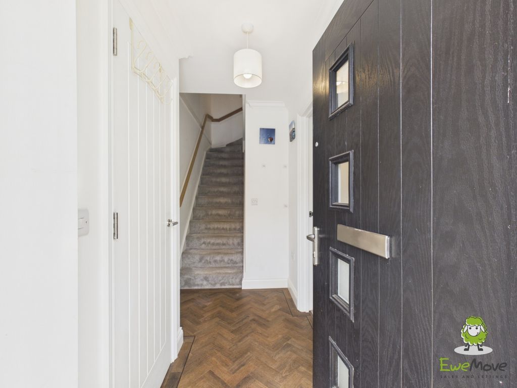 Property photo 2 of 34 Ewemove Estate Agents Basingstoke - 4 Furzelea Way