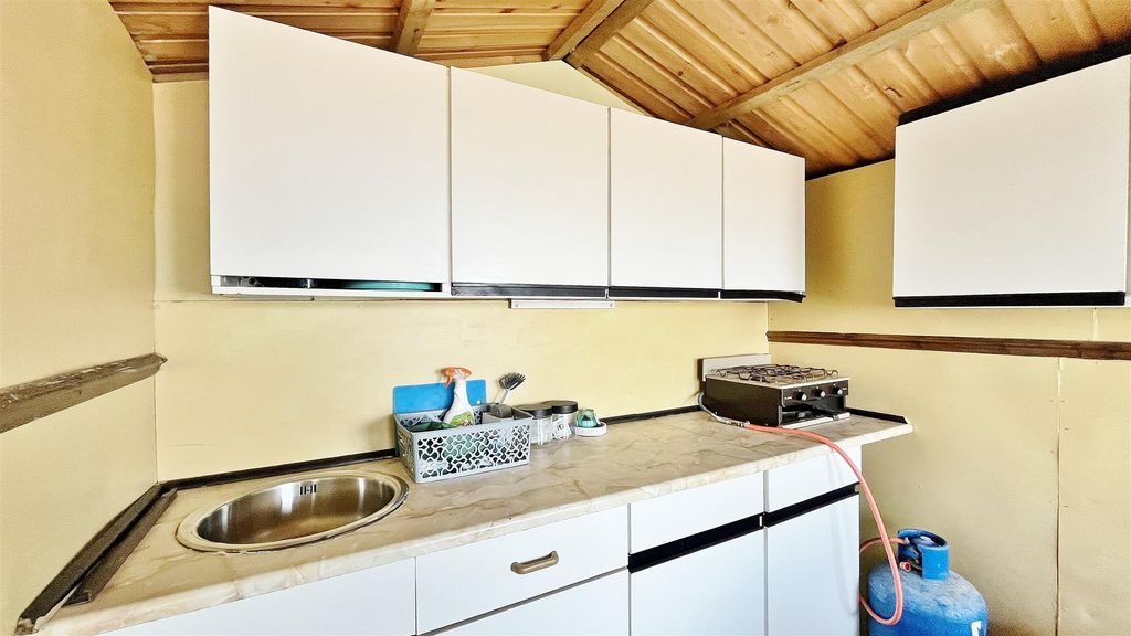 Property photo 3 of 6 Beach Hut