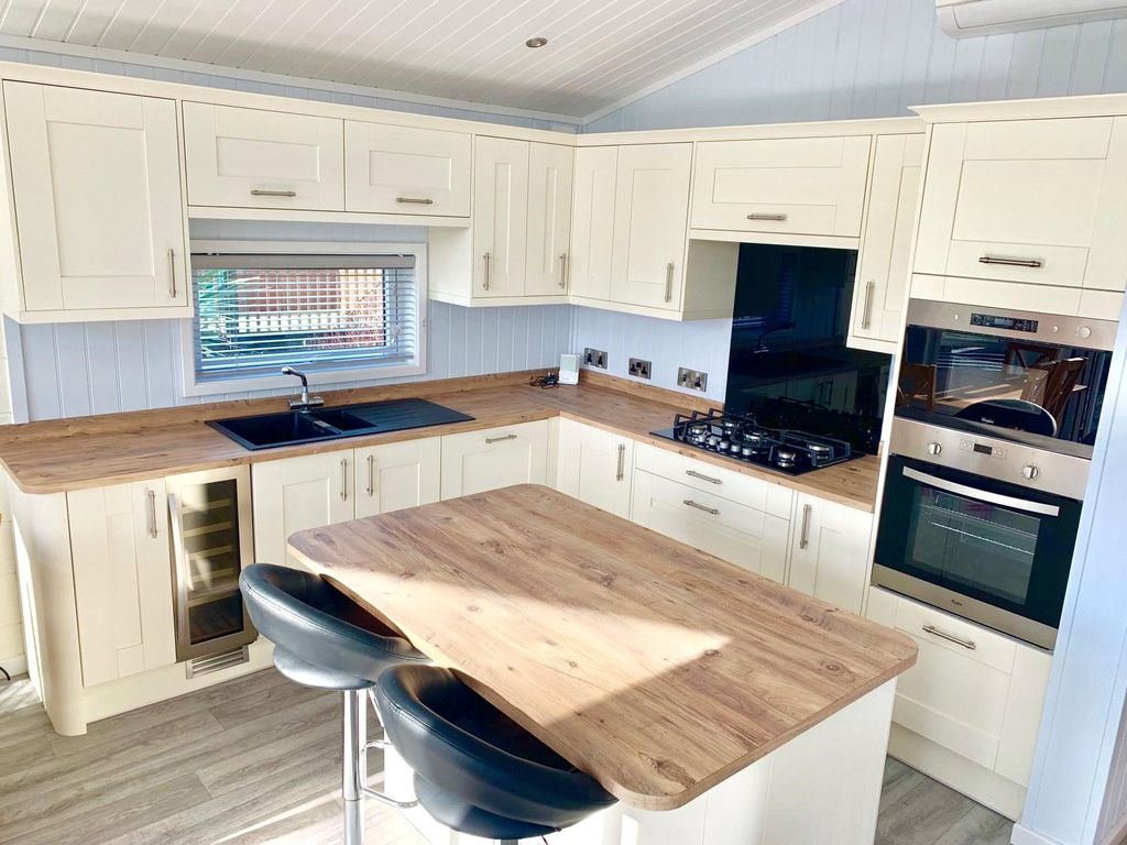 Property photo 3 of 12 Kitchen