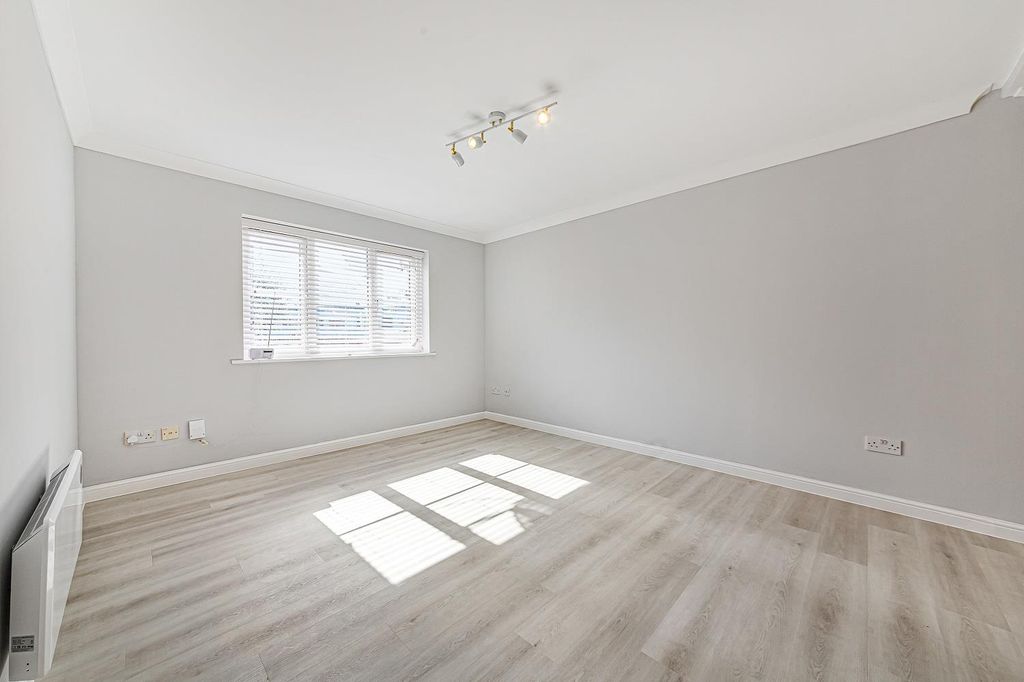 Property photo 3 of 6 10 Cameron Square, Cr4-3.Jpg