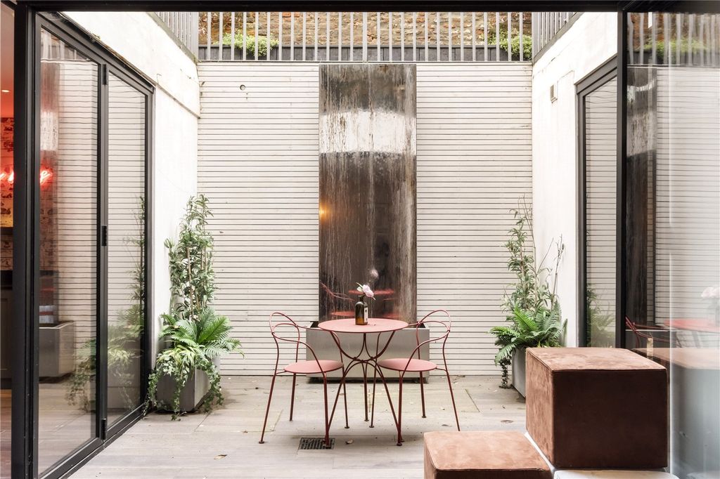 Property photo 3 of 24 Courtyard