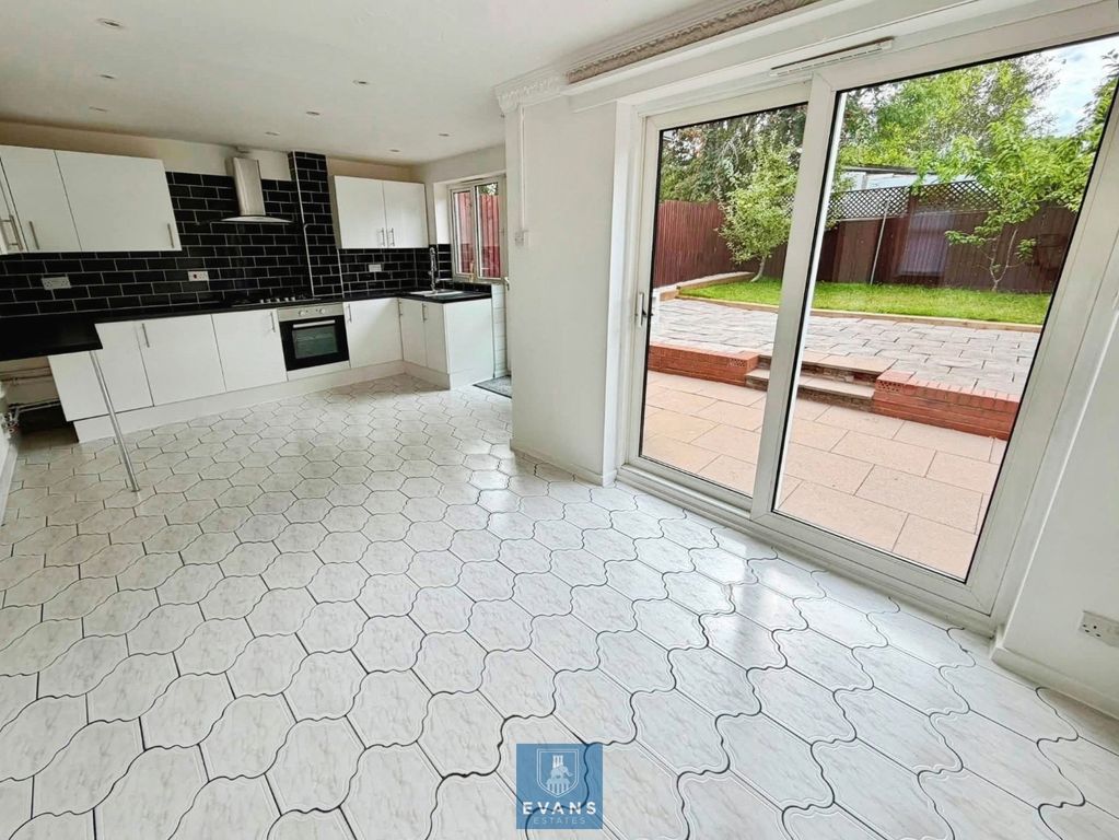 Property photo 3 of 19 Kitchen