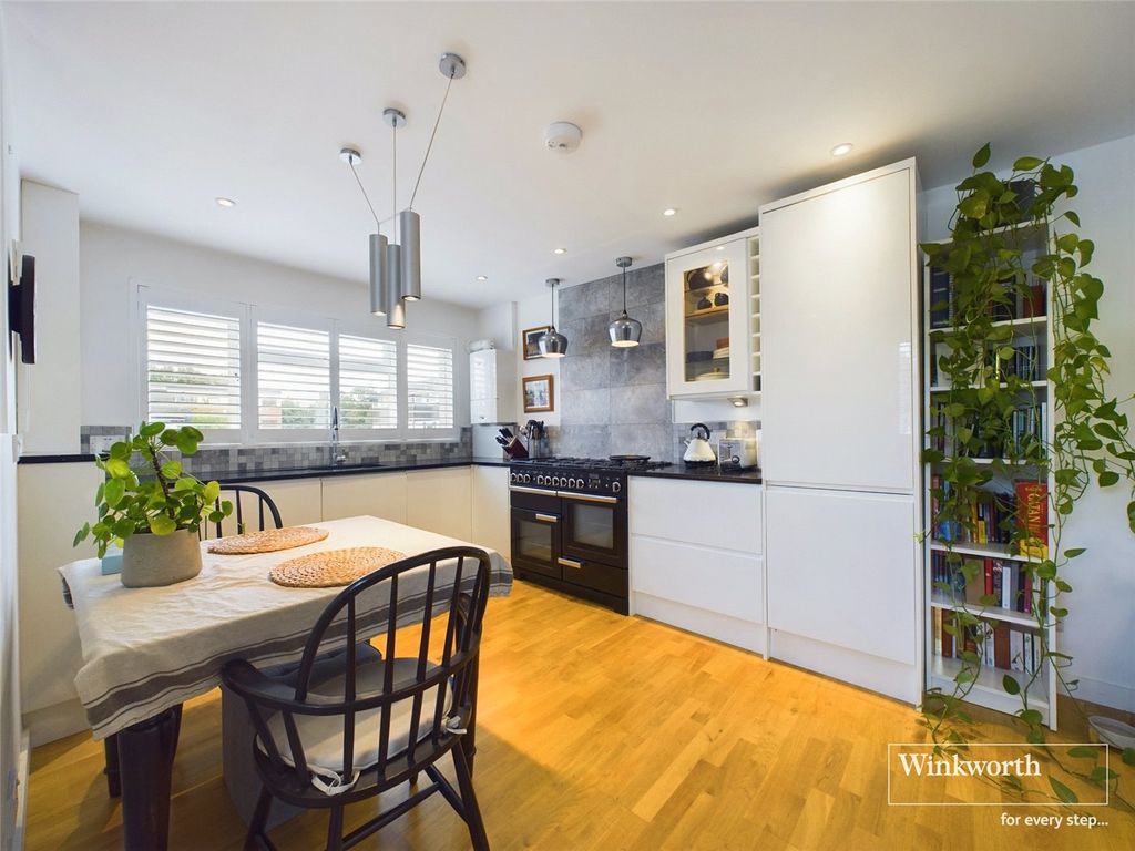 Property photo 2 of 10 Kitchen