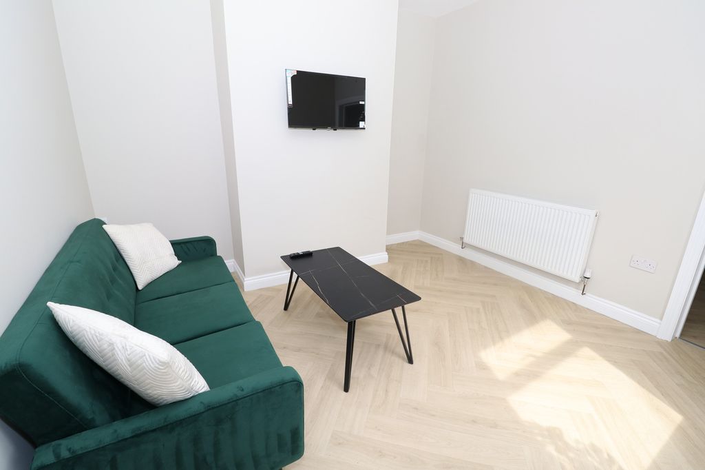 Property photo 3 of 7 Lounge
