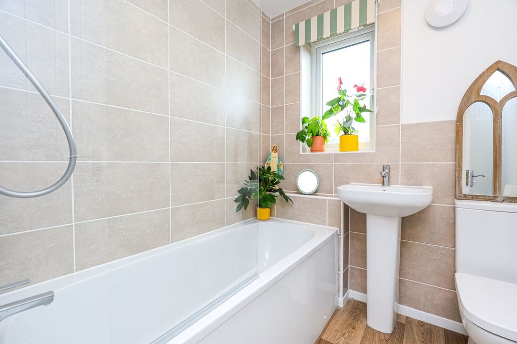 Property photo 3 of 18 Bathroom