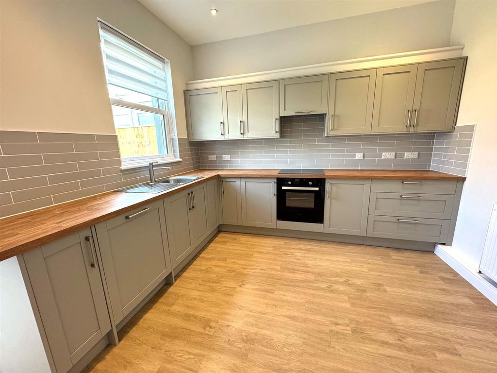 Property photo 3 of 11 Kitchen.Jpg