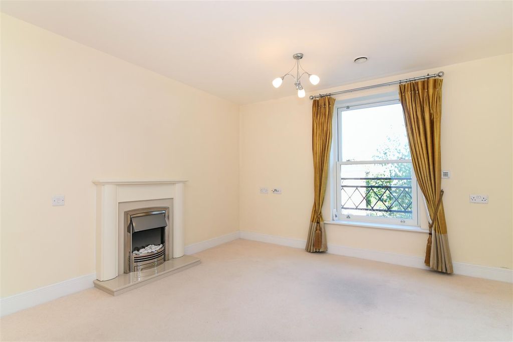 Property photo 2 of 11 Living Room..Jpg