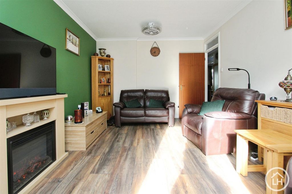 Property photo 2 of 12 Lounge