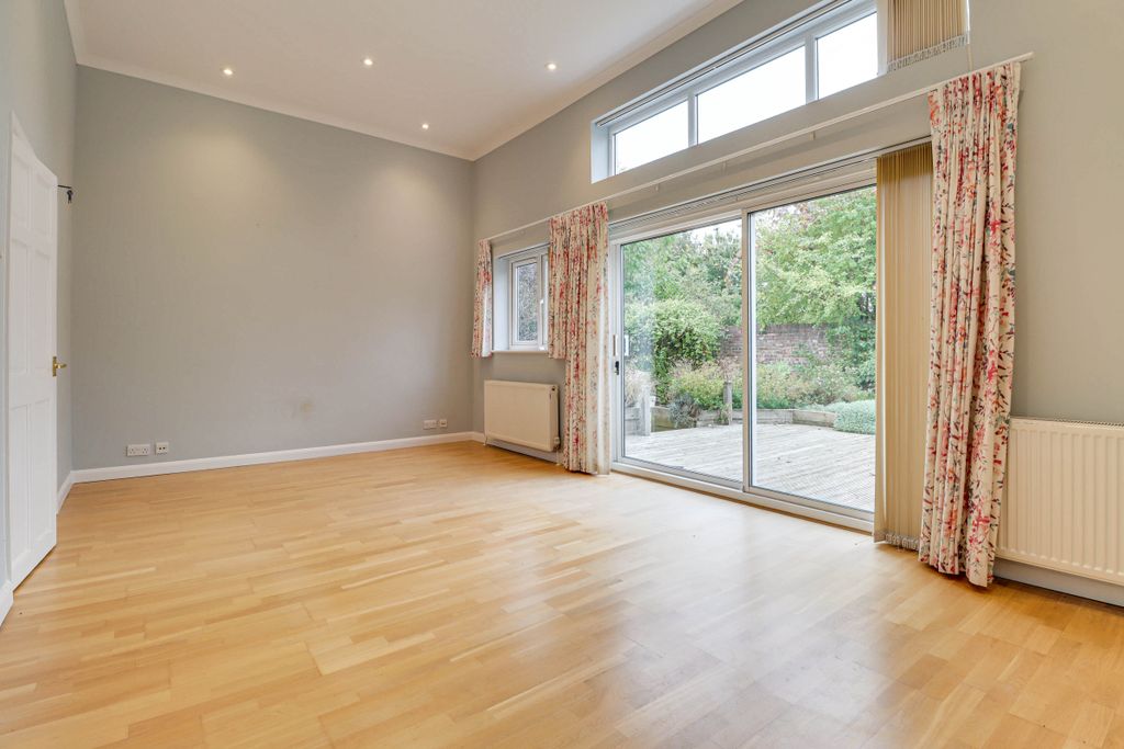 Property photo 2 of 15 Lounge