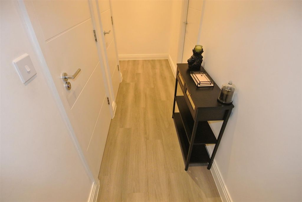 Property photo 2 of 11 Hallway