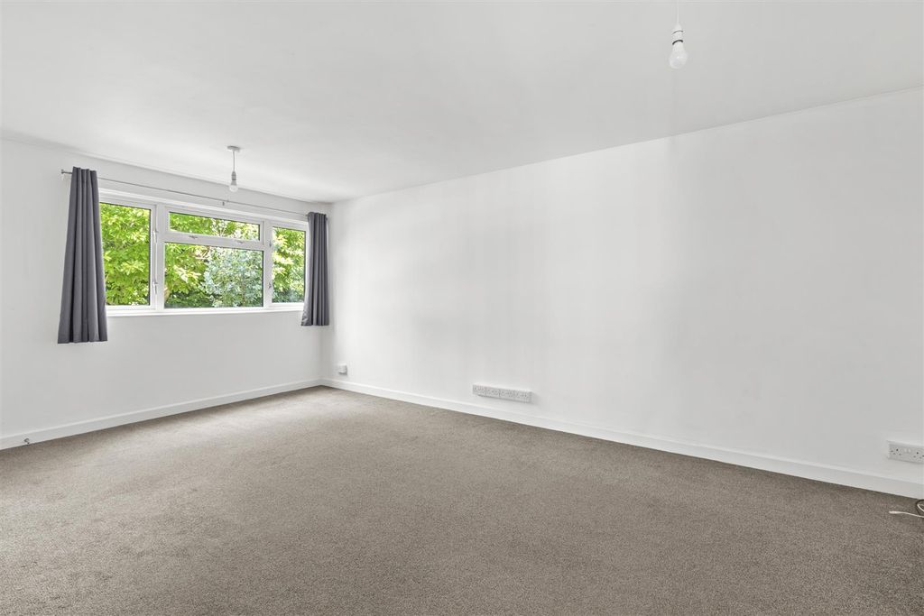 Property photo 3 of 17 2 James Rd, Hp14 3Dw-6.Jpg